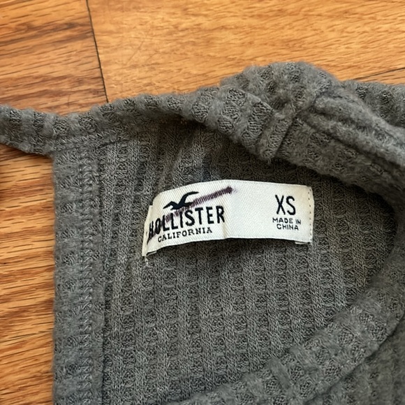 👚3/$20👚 NWOT Hollister Plush Color-Block Cut-Out Shirt - Picture 2 of 6